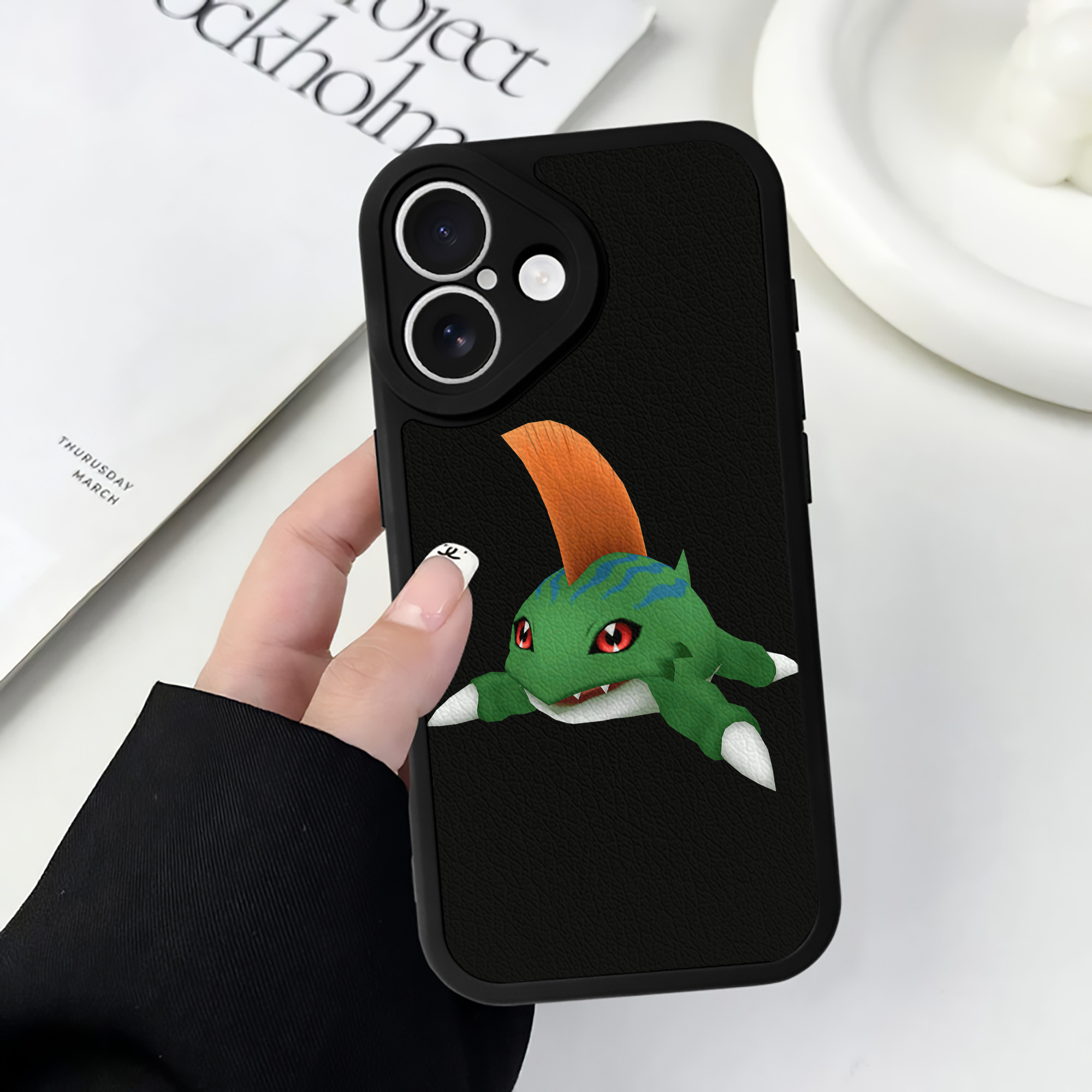 （画像用） Digimon デジタルモンスター/デジモン 【iPhone 16シリーズ対応】シリコンスマホケース（レザー調） 材質：シリコン